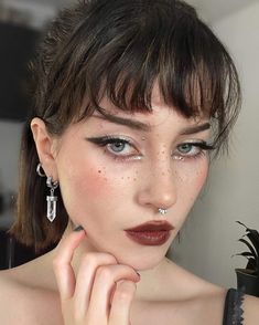 Eyebrows Dye Color, Alt Natural Makeup, Alternative Bride Makeup, Geometric Makeup Looks, Heavy Lidded Eye Makeup, Casual Grunge Makeup, Makeup For Double Eyelid, Midevil Makeup Look, Goth Casual Makeup