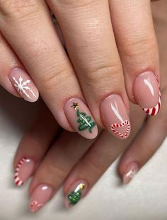Candy Cane Nails, Christmas Gel Nails, Nail Art Noel, Festive Nail Designs, Christmas Tree Nails, Cute Christmas Nails, Tree Nails, Christmas Nails Easy, Nagel Inspo
