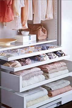 Le matin, peaufinez votre style et laissez l’organisation de la penderie aux accessoires KOMPLEMENT. Design Ložnic, Organized Closet, Closet Hacks Organizing, Wardrobe Organisation, Celebrity Closet, Dream Closets, Clothes And Shoes, Hus Inspiration