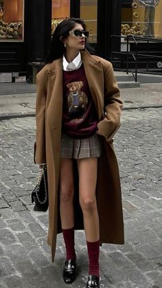 Winter Outfits University, Old Money Outfits Fall, Polo Bear Outfit, Long Brown Coat Outfit, Green And Black Outfits, Outfit Button Up Shirt, Grey Skirt Outfit, Burgundy Sweater Outfit, Short Skirt Outfit