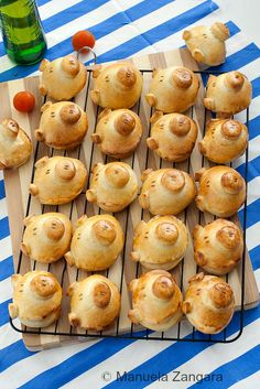 there are many rolls on the cooling rack