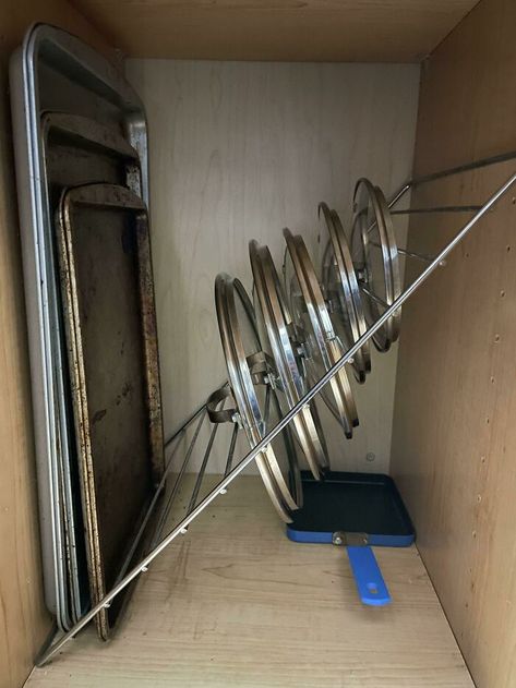 Since Random Late Night Organization Seems To Be A Thing This Week.. Thought I’d Show How I Repurposed A Wire Rack For Lid Storage. This Cabinet Was Otherwise Deep, And Mostly Useless Given Its Location, So This Is Fantastic Koti Diy, Desain Pantry, Diy Rangement, Kitchen Organization Diy, Kitchen Hacks Organization, Lid Storage, Home Organization Hacks, Storage Hacks, Kitchen Organizing