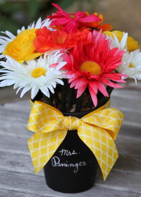 Back to School Teacher's Gift: How to Make Ink Pen Flower Arrangements | HGTV Pen Crafts Diy, Flower Pens Diy, Flower Pens Bouquet, Pen Bouquet, Pen Flowers, Pen Toppers, Pen Craft, Flower Pens, Teachers Diy