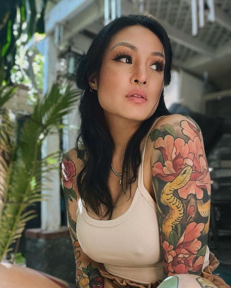 Tattooed Asian Woman, Women Arm Tattoo, Mjolnir Tattoo, Tattood Girls, Tattooed Girl, Tattoed Women, Girls With Tattoos, Tattoo Girl, Body Reference Poses