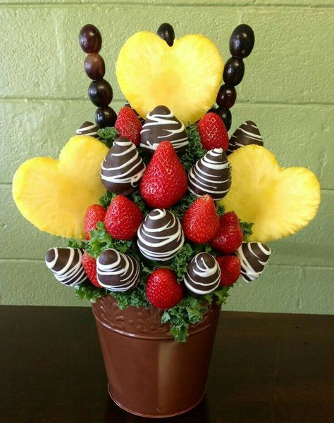 Edible Fruit Arrangements Diy, Edible Arrangements Diy, Fruit Bouquet Diy, Fruit Bouquet Ideas, Edible Fruit Arrangements, Fruit Bouquet, Chocolate Covered Strawberries Bouquet, Fruit Creations, Edible Bouquets