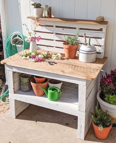 DIY Pallet Potting Bench - My Happy Simple Living Patchwork, Pallet Potting Bench Diy, Pallet Potting Table, Potting Benches Diy, Potting Bench Ideas, Pallet Potting Bench, Potting Bench Plans, Diy Potting Bench, Outdoor Potting Bench