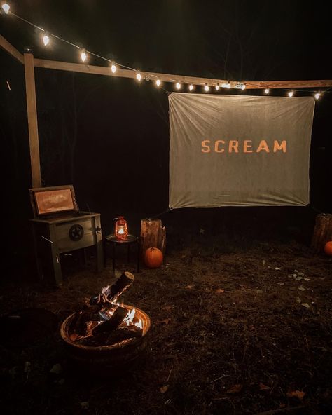 Outside Movie Night Halloween, Scary Movie Night Projector, Spooky Movie Aesthetic, Fall Outdoor Movie Night Aesthetic, Cozy Horror Movie Night, Fall Outdoor Movie Night Party, Cute Halloween Movie Night Ideas, Halloween Movie Projector, Scary Movie Marathon Aesthetic