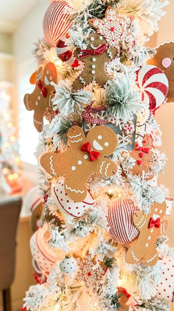 Natal, Simple Gingerbread Decorating Ideas, Christmas Tree Baking Theme, Gingerbread Cookies Christmas Tree, Kitchen Tree Christmas, Gingerbread Trees Decorated, Gingerbread Pencil Christmas Tree, Gingerbread Christmas Tree Ornaments, Ginger Bread Christmas Tree Ideas