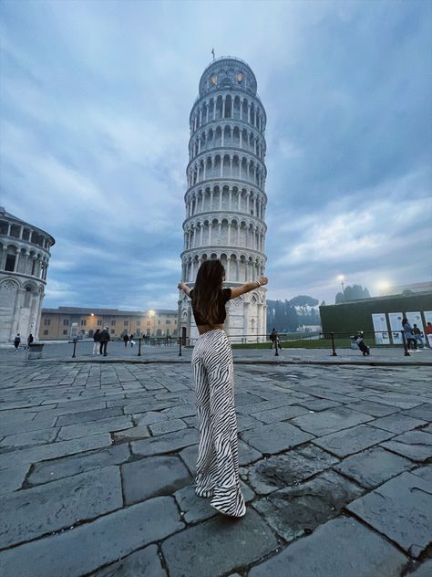 Poses inspo #pisatower #italy #fashion #posesparafotos #poses Instagram Italy Pictures, Vatican Instagram Pictures, Italy Instagram Posts, Italy Photo Ideas Instagram, Europe Trip Photos Ideas, Italy Poses Instagram, Photo Inspo Italy, Photos In Italy Ideas, Pictures To Take In Rome