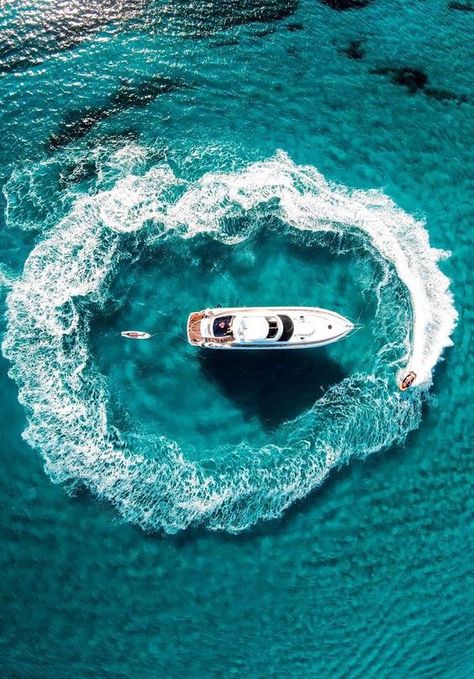 yacht from above, floating in shallow crystal clear blue water. Circled by a jet ski and a paddle board afloat from the stern. Power Catamaran, Paraty, Boat Photoshoot, Yacht Aesthetic, Summer Captions, Yatch Boat, Life Aquatic, Golf Trip, Yacht Life
