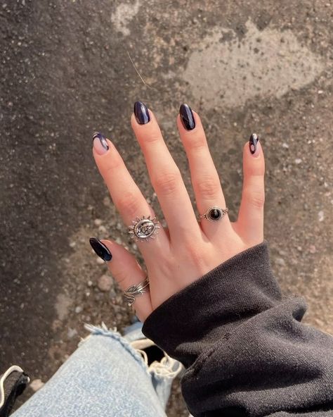 Silver Rings On Hand Aesthetic, Indie Rings Aesthetic, Hand With Lots Of Rings, Rings Ideas How To Wear, Ring Combos Silver, Rings And Bracelets Aesthetic, Ring Layout On Hand, Grunge Rings Aesthetic, Rings Layout
