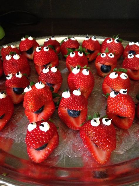 Birthday party idea from Kendra! Kids Fruit Ideas, Cute Food Ideas For Parties, Easy Halloween Food Art, Cute Fruit Ideas, Valentine Fruit Ideas, Animal Food Ideas, Fun Fruit Ideas, Cute Snacks For Kids, Strawberry Food Art