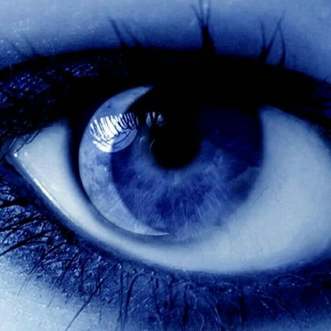 ᶫᵒᵛᵉღ The crescent moon in her eye is beautiful! I absolutely love this! Enya Music, Indigo Eyes, Foto Macro, Rhapsody In Blue, Behind Blue Eyes, Feeling Blue, Love Blue, Eye Art, Pretty Eyes