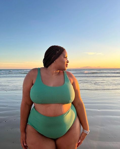 Beach Picture Ideas Plus Size, Ig Poses Plus Size, Vacation Picture Ideas Plus Size, Fat People In Bikinis, Beach Aesthetic Plus Size, Beach Plus Size Poses, Beach Outfit Aesthetic Plus Size, Plus Size Bathing Suit Poses, Plus Size Beach Photoshoot Poses