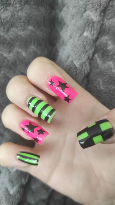 Scene nails aesthetic 2000 Scene Aesthetic, Short Scene Nails, Scene Acrylic Nails, Scene Emo Nails, Scene Nails Acrylic, Scene Queen Nails, Scene Nails Short, Emo Halloween Nails, Scenecore Nails