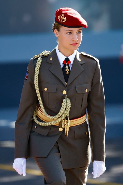 Princess Leonor reappears on Columbus Day wearing the dress uniform of the Spanish Army Spanish Princess Leonor, Spanish Royalty, Royal Military Uniform, Ladies Football League, Princess Leonor Of Spain, Leonor Princess Of Asturias, Spanish People, Girls Football, Princess Of Spain