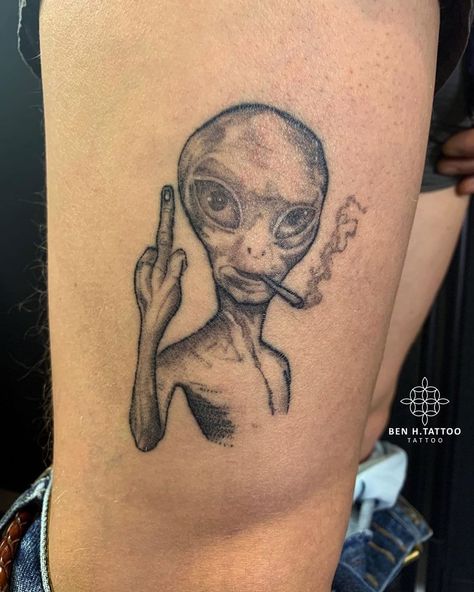 Cool Funny Tattoos, High Alien Tattoo, Funny Mens Tattoos, Amazing Tattoos For Guys, Arte Alien Tattoo, Positive Tattoos Men, Tattoo Ideas Alien, Men’s Tatoos, Scary Tattoos For Men