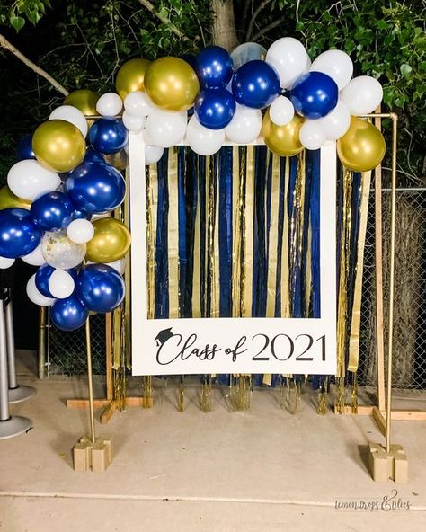 25 Amazing Photo Booth Graduation Ideas in 2024 Graduation Circle Backdrop, Air Filled Balloon Decorations, Farewell Party Ideas School Decoration, Themes For Farewell Party, Reunion Party Decorations, Grad Theme Party Ideas, Graduation Ceremony Decorations Stage, Boy Grad Party Ideas, Farewell Party Decorations School