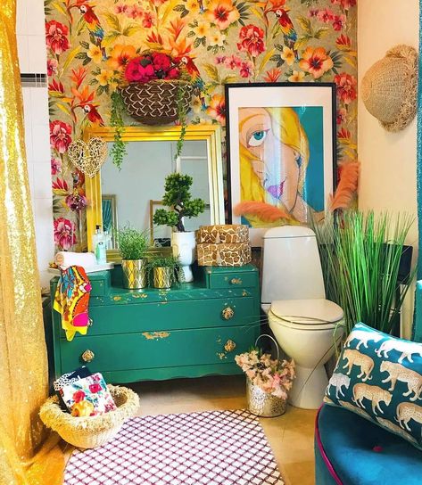 Noémi💙Boho positivity💙IG coach on Instagram: “Eclectic bathroom goals 💖🌈💖🌈 Photo by @kazsa25” Restroom Decor Ideas Funky, Funky Bathroom Ideas Vintage, Maximalism Bathroom Decor, Bathroom Funky Ideas, Guest Toilet Decor Ideas, Bathroom Ideas Quirky, Eclectic Restroom, Boho Eclectic Bathroom, Quirky Home Decor Ideas