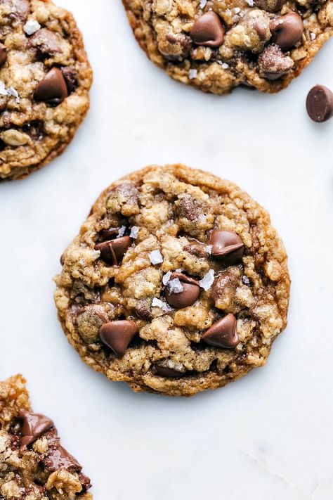 Soft, chewy, buttery, and best of all CHOCOLATEY: these oatmeal chocolate chip cookies are the absolute best! Plus tips to make these perfect everytime! Soft Chewy Oatmeal Chocolate Chip Cookie, Chocolate Chip Oatmeal Cookies Chewy, Chocolate Oatmeal Chip Cookies, Oat And Chocolate Chip Cookies, Essen, Oatmeal Chocolate Cookies Recipes, Dark Chocolate Chip Oatmeal Cookies, Oat Choc Chip Cookies, Healthy Dark Chocolate Chip Cookies