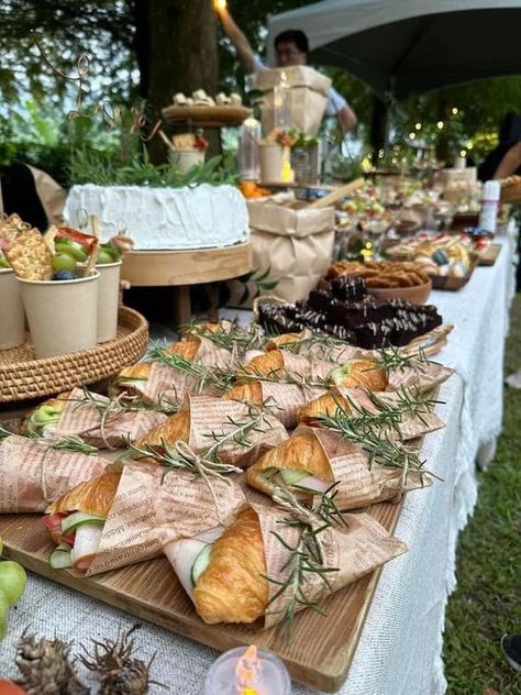 Food For Outdoor Wedding, Boho Garden Party Wedding, Deco Table Champetre, Average Wedding Costs, Wedding Food Ideas, Costco Meals, Pavilion Wedding, Reception Food, Wedding Reception Food