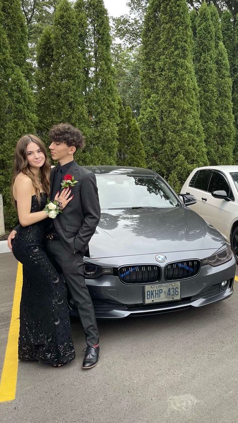 All Black Couple Outfit Formal, Black Prom Dress Couple Outfit, Prom Pics With Car, Car Prom Pictures, Prom Car Pictures, Prom Pictures With Car, Prom Date Ideas, Prom With Boyfriend, All Black Prom Couple