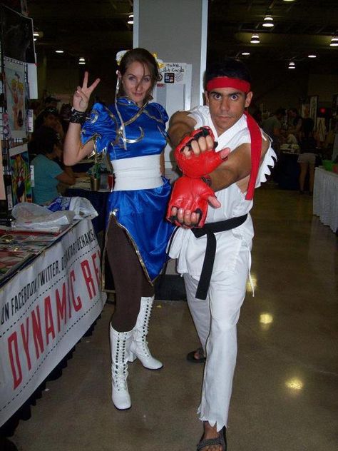 Ryu and Chun-Li in costume as they get ready to fight M. Bison. Meringue, Chun Li Halloween Costume, Ryu Costume, Street Fighter Costumes, 90’s Theme Party, Chun Li Costume, Halloween Mujer, M Bison, Chun Li Cosplay