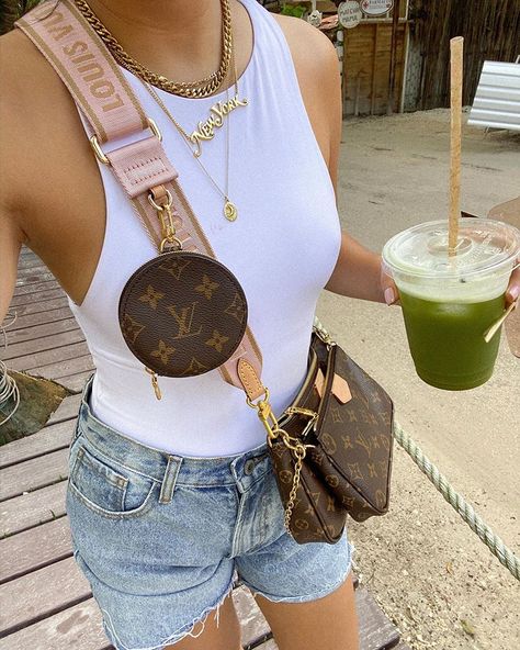 Deets ✨ Aesthetic Purse, Crossbody Bag Outfit, Round Coin Purse, Spring Purses, Purse Outfit, Luxury Crossbody, Spring Capsule Wardrobe, Girls Boutique, Chain Crossbody Bag