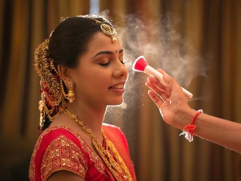 Make Up Bride, Salon Offers, Bridal Makeup Tips, Pre Bridal, Bride Photos Poses, Indian Wedding Makeup, Indian Bride Makeup, Indian Wedding Poses, Bridal Makeup Images