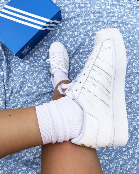 Adidas Superstar White Outfit, White Superstars Outfit, White Superstars, White Adidas Superstar, Adidas Platform, Adidas Superstar Outfit, Platform Outfit, Superstar Outfit, White Crocs