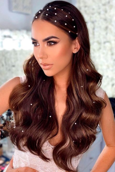 Hair Styles For Awards Night, Open Party Hairstyles, Hair Styles Glitter, Haïr Style For Christmas, Glitz And Glam Hair And Make Up, Hair Styles For 21st Birthday Party, Formal Christmas Party Hairstyles, Glam Look Hair Hairstyles, Glitz And Glam Makeup Look