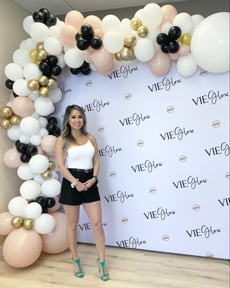 Small Business Opening Party, Grand Opening Ideas Business Decorations, Baloon Backdrop, Skincare Launch, Opening Business, Picture Backdrops, Backdrop Decor, Opening Event, Nail Salon Decor