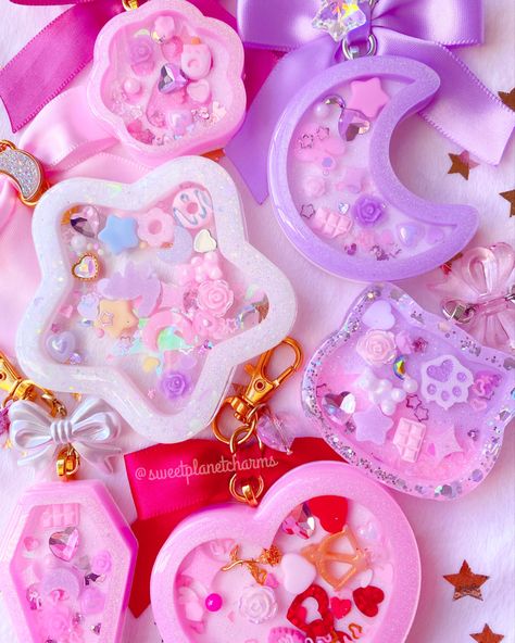 Resin shakers glitter kawaii resin epoxy Kawaii, Kawaii Resin Charms, Clay Resin Art, Resin Shaker Keychain Diy, Cute Resin Charms, Resin Shaker Charm, Resin Shaker Keychain, Resin Kawaii, Shaker Resin