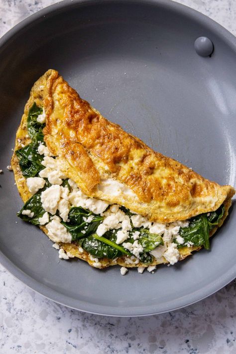 Feta Omelette, Omelette Healthy, Spinach Omelette, Mediterranean Diet Breakfast, Omelette Recipe, Healthy Food Dishes, Healthy Food Motivation, Spinach And Feta, Creamy Cheese