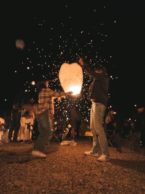 Floating Lanterns Couple, Floating Lanterns Proposal, Couples Night Aesthetic, Date Places Aesthetic, First Date Ideas For New Couples, Floating Lanterns Aesthetic, Lantern Festival Couple, Lantern Proposal, Date Aesthetic Night