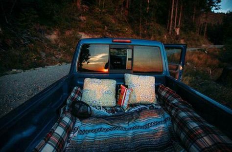 Date night in the bed of the truck. Star gazing and hot chocolate Kids Truck Bed, Truck Bed Date, Camping Date, Romantic Bucket List, Dream Dates, Truck Bed Camping, Pickup Trucks Bed, Fall Dates, Monster Trucks Birthday Party