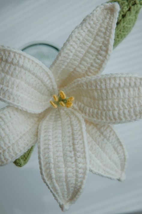 White Lily Crochet Pattern, Amigurumi Patterns, Crochet Flowers Free Pattern Lily, Crochet Lily Tutorial, Crochet Easter Lily Pattern Free, Crochet Lily Flower Pattern, Crochet Flower Lily, Lily Crochet Flower, Lily Flower Crochet Free Pattern