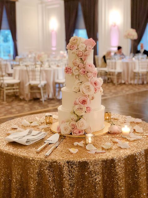 Pink And White Tiered Cake, Rosegold And Pink Wedding, Pink White Gold Wedding Cake, Wedding Cake Rose Gold Blush Pink, Gold White Pink Wedding, Blush Pink Ivory And Gold Wedding, Pink Wedding Cakes With Flowers, Light Pink And Gold Wedding Theme, Blush Pink Quinceanera Cakes