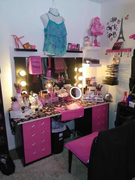 Trashy Y2k Vanity, Y2k Vanity Ideas, Mcbling Vanity, Y2k Vanity, 2000s Bedroom, Trashy Y2k Bedroom, Barbie Rooms, 2000s Room, Y2k Bedroom