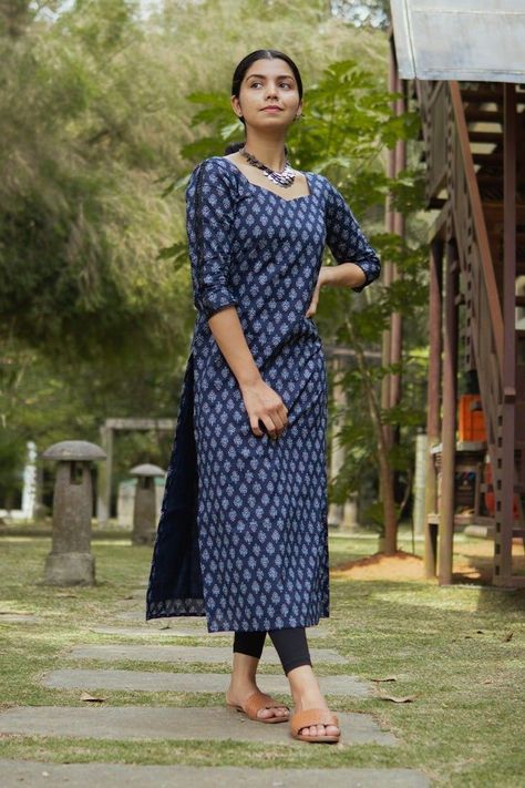 Blue Kalamkari Kurti, Cotton Kurti Designs Latest Fashion, Simple Cotton Kurti Designs Latest, Transparent Saree Blouse, Cotton Kurti Neck Designs, Kurti Designs Latest Cotton, Blouse Designs Saree, Simple Frock, Dress Designs For Stitching