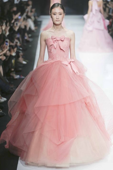 So sweet pastel pink tulle dress Couture, Vera Wang, Pink Tulle Dress, Runway Outfits, Pink Gowns, Pink Tulle, Gorgeous Gowns, So Sweet, Mode Inspiration