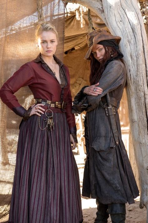 Still of Clara Paget and Hannah New in Black Sails (2014) Charles Vane Black Sails, Anne Bonney, Eleanor Guthrie, Black Sails Starz, Clara Paget, Hannah New, Charles Vane, Anne Bonny, Epic Costumes