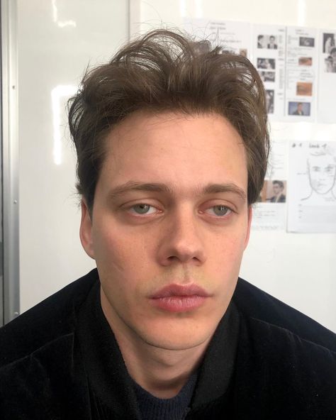 bill skarsgard Bill Skarsgard Kiss Scene, I Want To Scream, Bill Skarsgard Pennywise, Crush Movie, Bill Istvan Günther Skarsgård, Steve Buscemi, Bill Skarsgård, Taking A Selfie, Bill Skarsgard