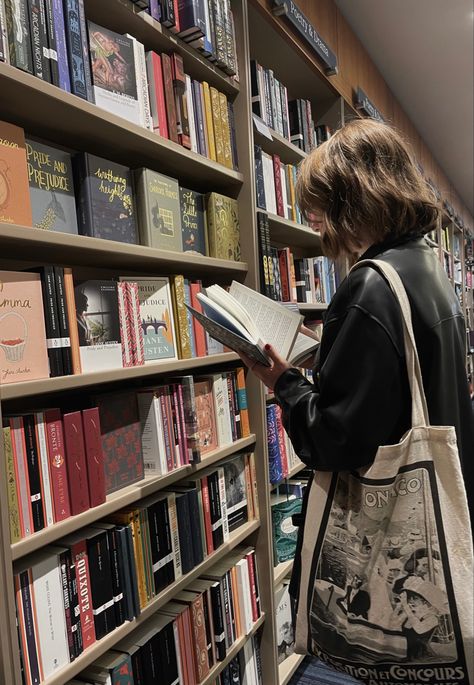 Book Store Worker Aesthetic, Book Readers Aesthetic, Book Store Owner Aesthetic, Literature Girl Aesthetic, Girl In Bookstore Aesthetic, Library Girl Aesthetic, Bookstore Girl Aesthetic, Girl In Bookstore, Classic Books Aesthetic