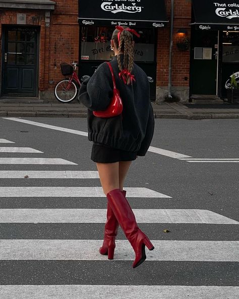 ❤️ annonce | Instagram Hint Of Red Outfit, Cherry Red Outfit, Red Outfit Casual, Valentine Outfits For Women, Estilo Preppy, Outfit Invierno, Looks Street Style, Rainy Day Outfit, Moda Vintage