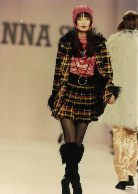 Anna Sui Fall 1994 #clueless #cherhorowitz #halloween #halloweeninspo Haute Couture, 1990s Vivienne Westwood, Vivienne Westwood Fall 1994, Anna Sui 1994, Vivienne Westwood Inspired Outfit, Anna Sui 90s, Portfolio Collage, June Inspiration, Anna Sui Runway