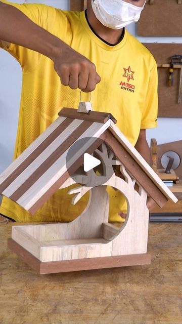 Diy Bird Box Ideas, Wood Bird Feeder Diy, Wood Bird Feeder Plans, Cool Bird Feeders, Wooden Bird Feeders Diy, Bird Tables Ideas Diy, Bird Feeders Diy Wooden, Diy Wooden Bird Feeder, Wood Bird Feeders