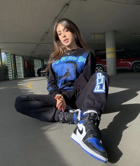 Jordan Outfits Womens Baddie, Outfits With Blue Jordans, Blue Tomboy Outfits, Black And Blue Outfit Aesthetic, Blue Streetwear Outfit, Blue Jordans Outfit, Jordan Streetwear, Girls Wearing Jordans, Estilo Gangster