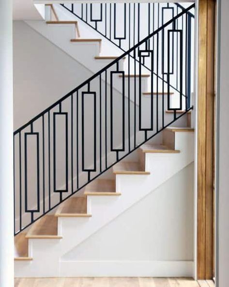 Reling Design, Staircase Molding, درابزين السلم, Stair Railing Ideas, Stairs Trim, درج السلم, Metal Stair Railing, Interior Stair Railing, Modern Stair Railing