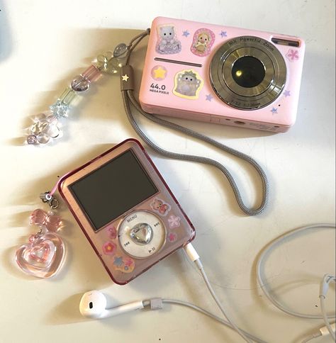 Cute Camera Stickers, Decorating Camera With Stickers, Camera Decor Ideas, Pink Digital Camera Aesthetic, Decorated Camera Aesthetic, Camera Decorations Sticker, Digital Camera With Stickers, Ipod Y2k, Digital Camera Decorations